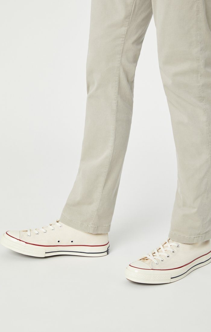 JOHNNY SLIM LEG CHINO IN STONE GREY SATEEN - Mavi Jeans