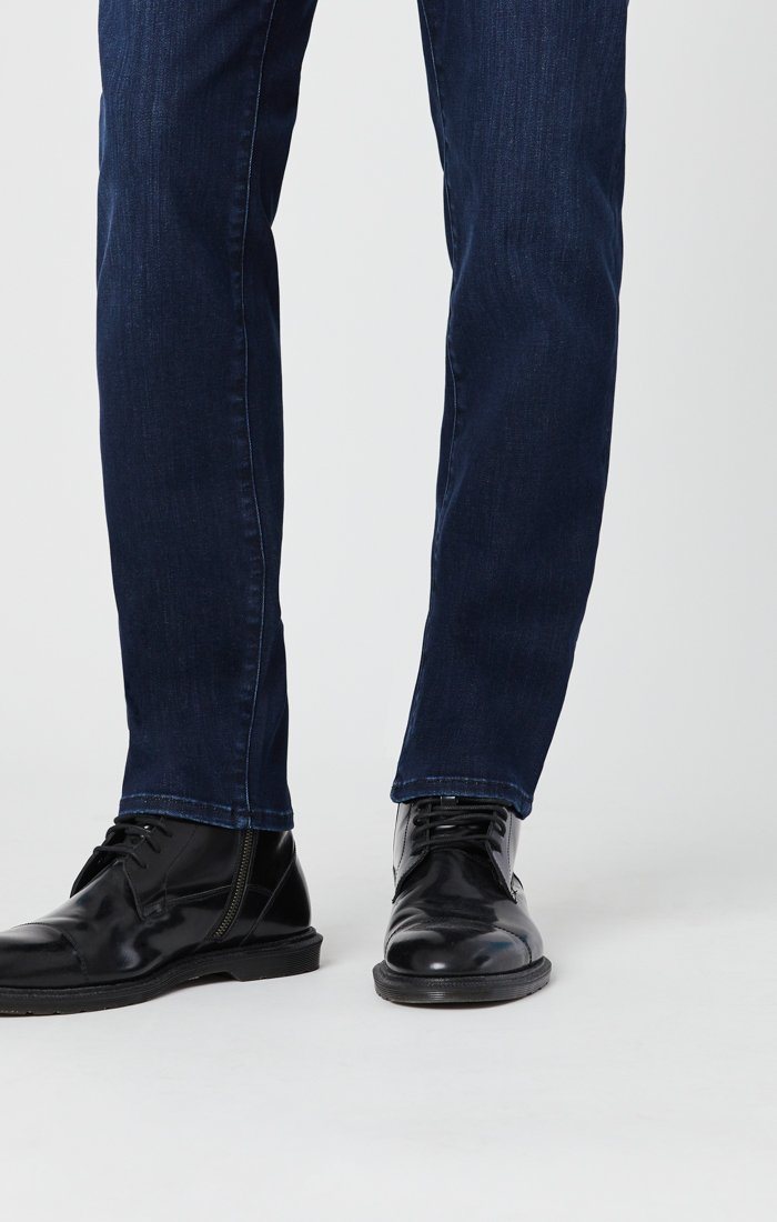 STEVE ATHLETIC FIT JEANS IN DARK INK SUPERMOVE - Mavi Jeans