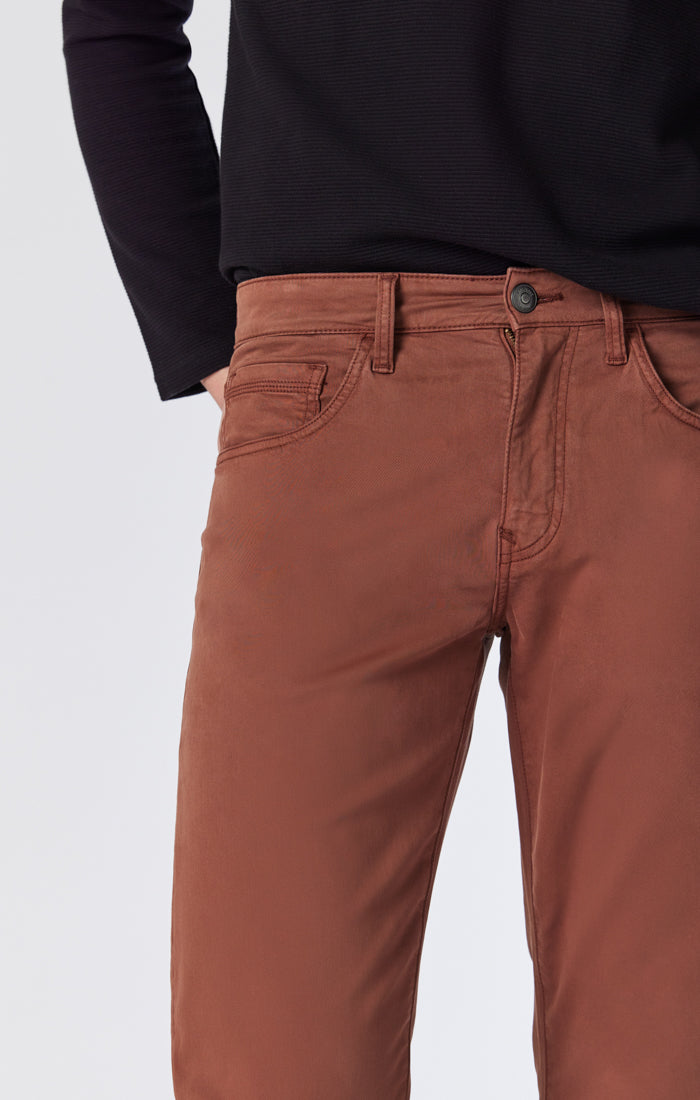 ZACH STRAIGHT LEG PANTS IN DOWNTOWN BROWN TWILL - Mavi Jeans