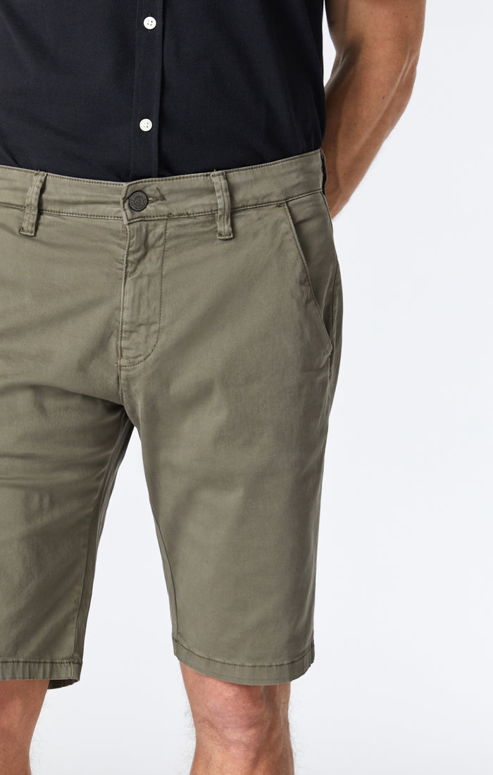 JACOB SHORTS IN DUSTY OLIVE SATEEN TWILL - Mavi Jeans