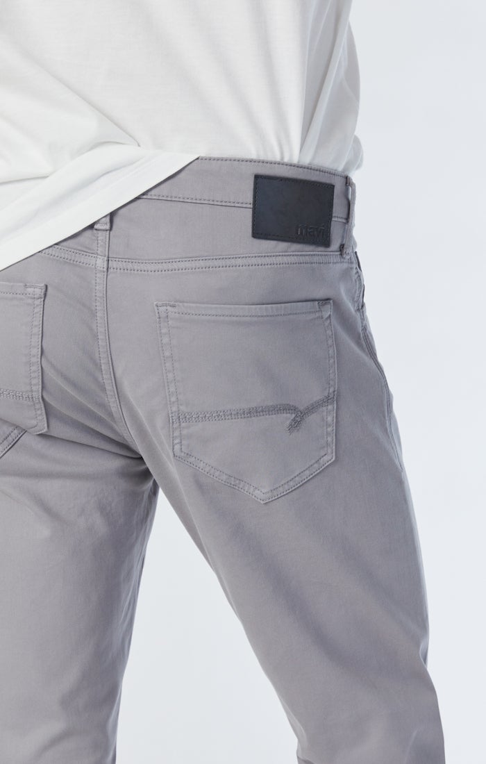 ZACH STRAIGHT LEG PANTS IN GRAPHITE TWILL - Mavi Jeans