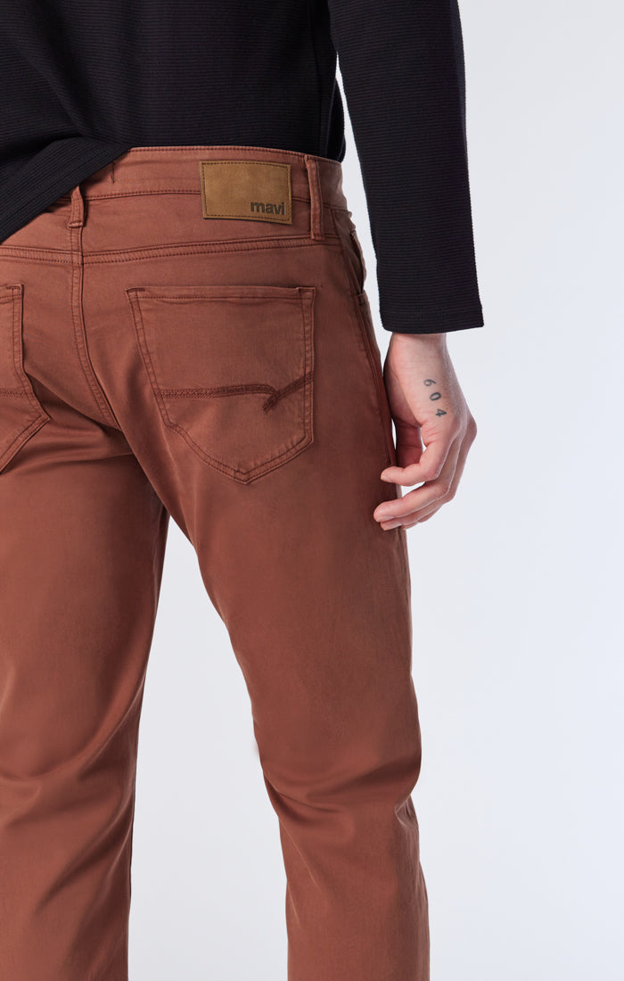 ZACH STRAIGHT LEG PANTS IN DOWNTOWN BROWN TWILL - Mavi Jeans