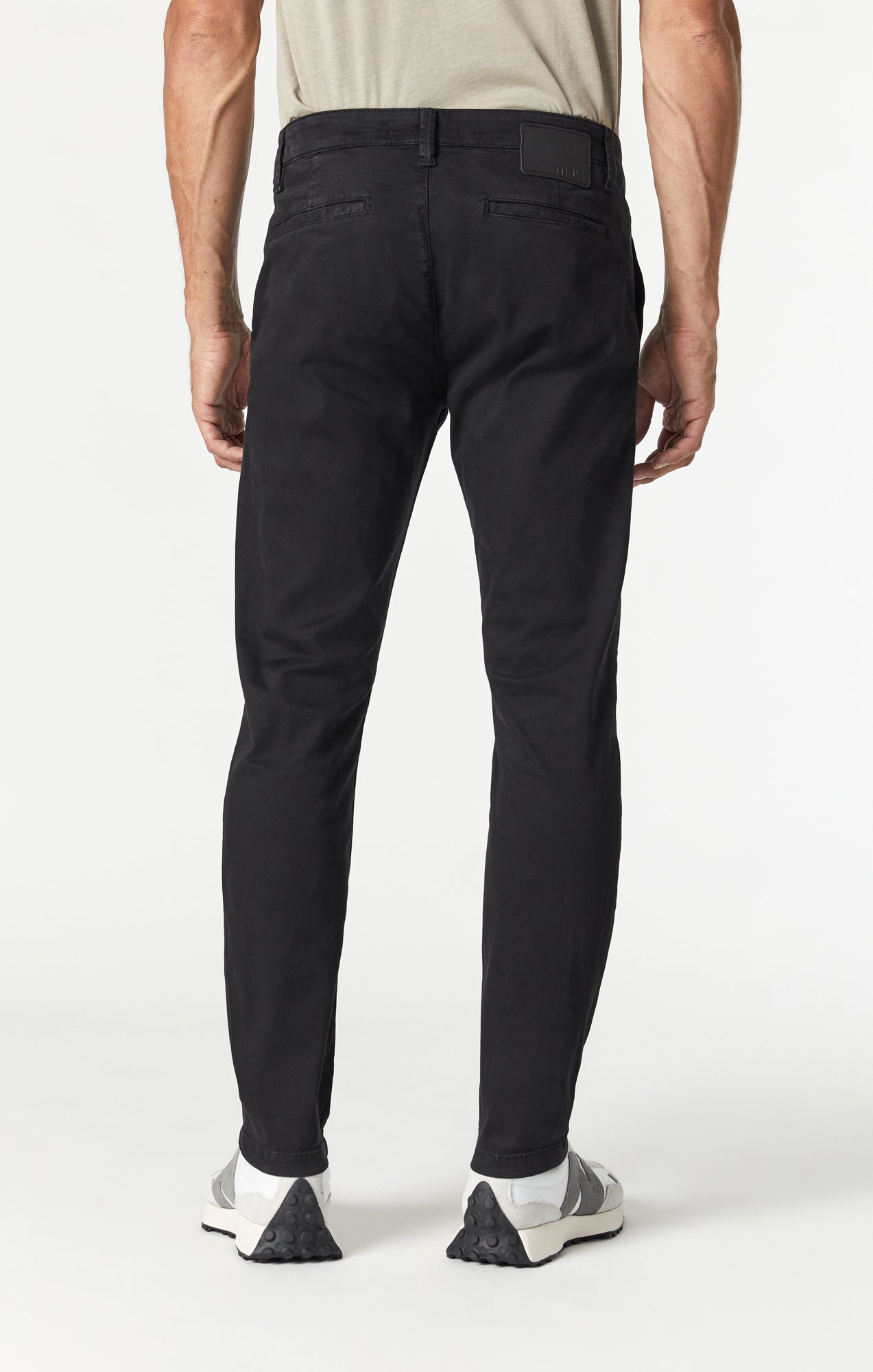 JOHNNY SLIM CHINO IN BLACK SATEEN TWILL - Mavi Jeans
