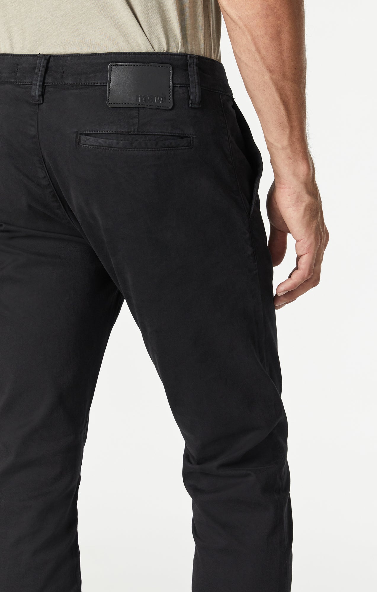JOHNNY SLIM CHINO IN BLACK SATEEN TWILL - Mavi Jeans