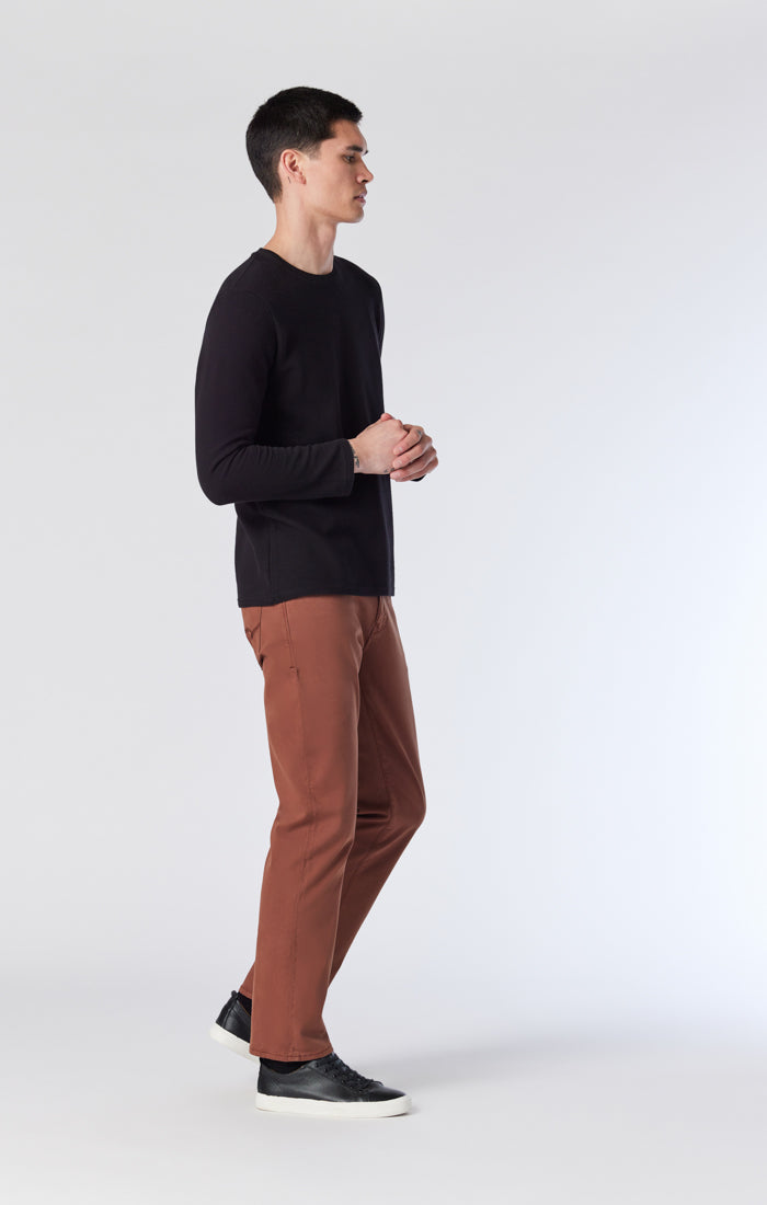 ZACH STRAIGHT LEG PANTS IN DOWNTOWN BROWN TWILL - Mavi Jeans